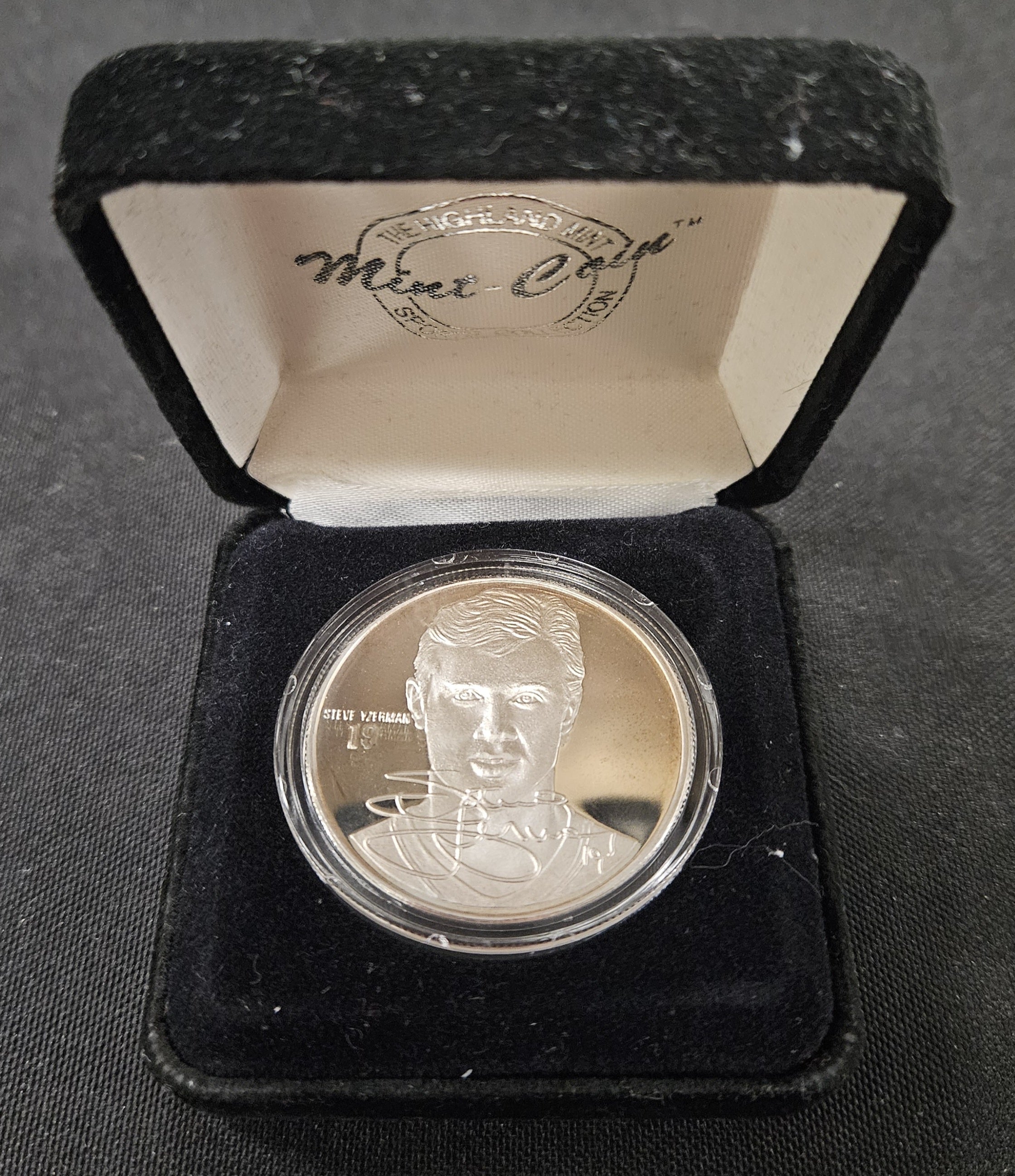 1998 Highland Mint Steve Yzerman One Troy Ounce .999 Fine Silver Coin /5000