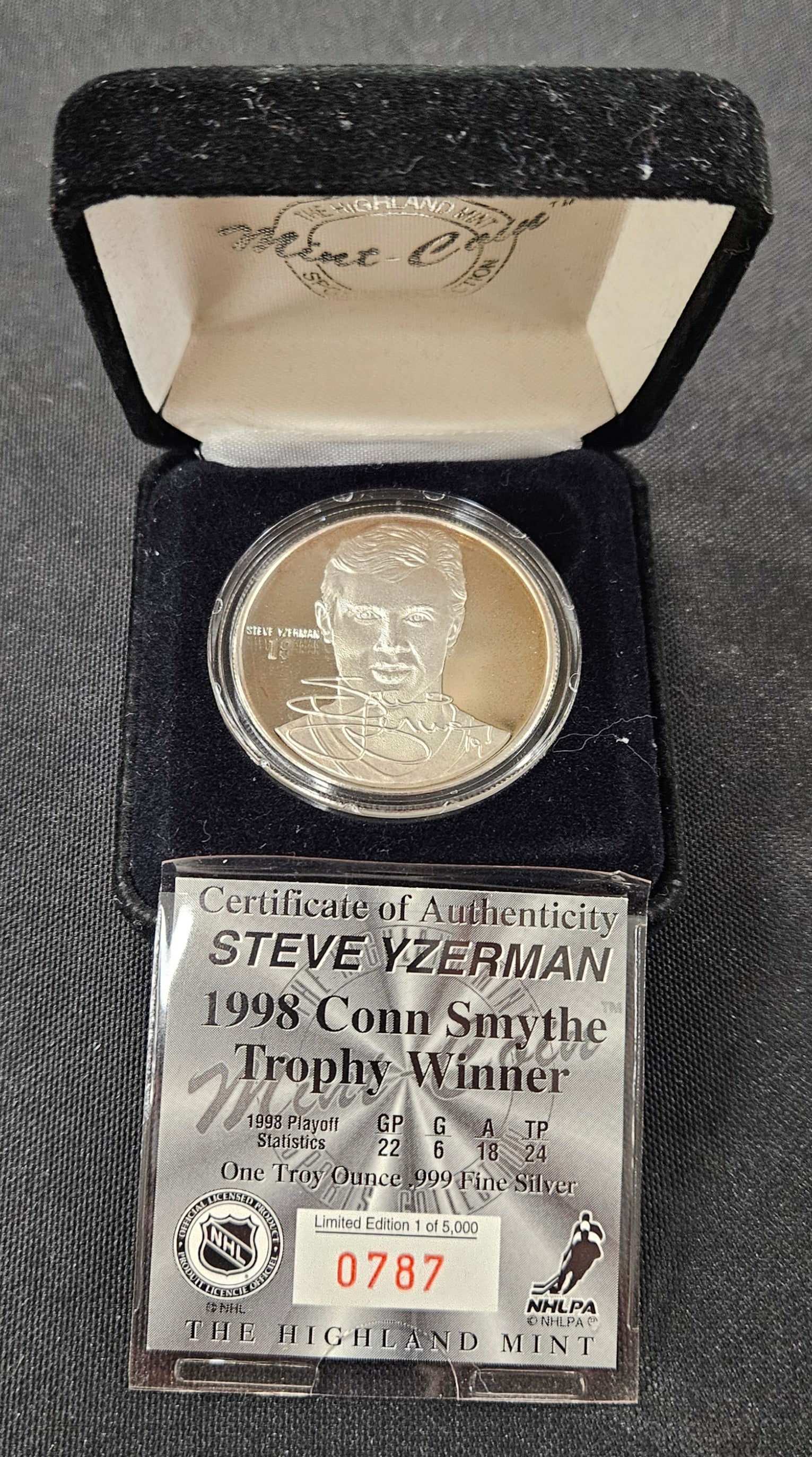 1998 Highland Mint Steve Yzerman One Troy Ounce .999 Fine Silver Coin /5000