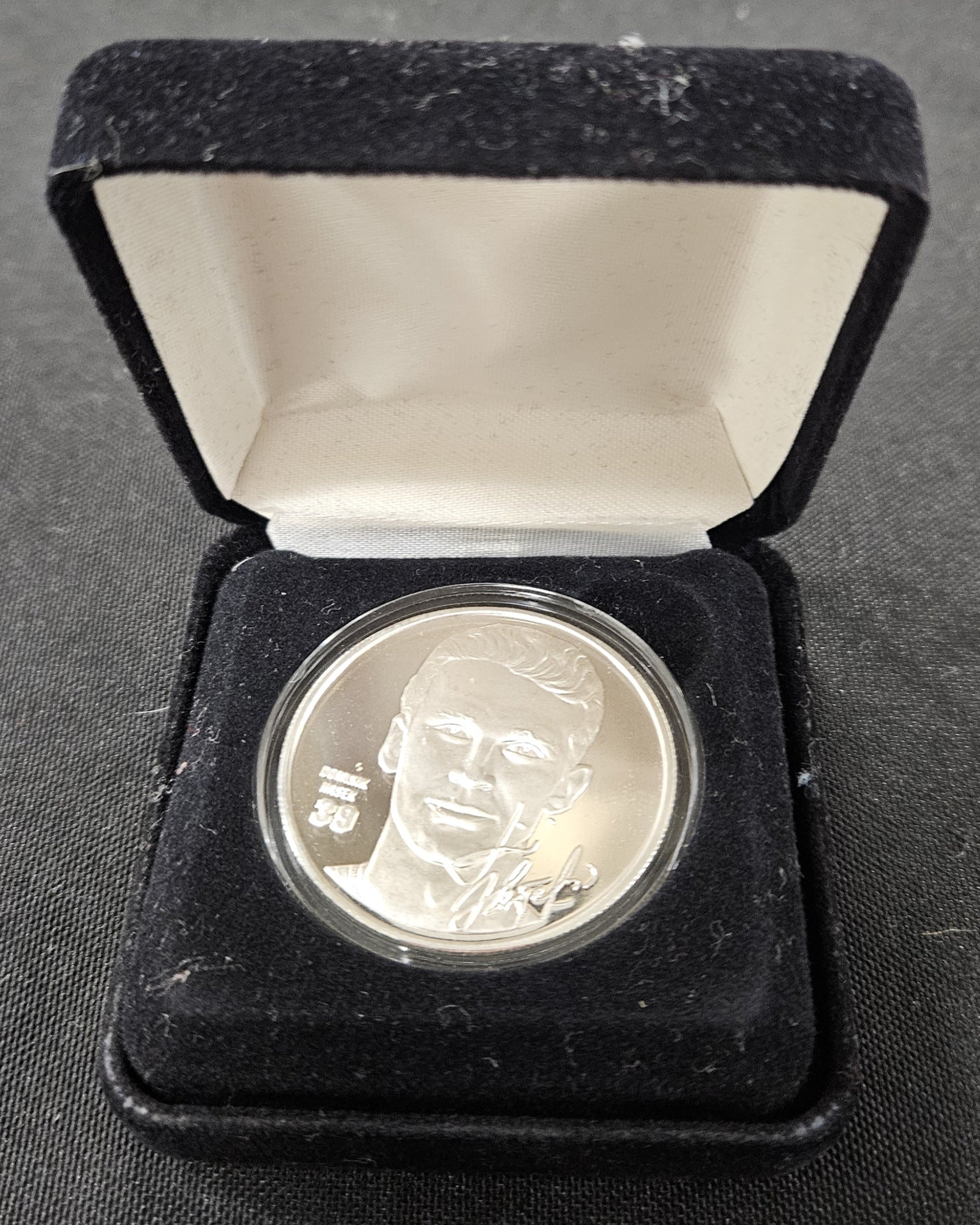 Highland Mint Dominik Hasek One Troy Ounce .999 Fine Silver Medallion Coin /2000