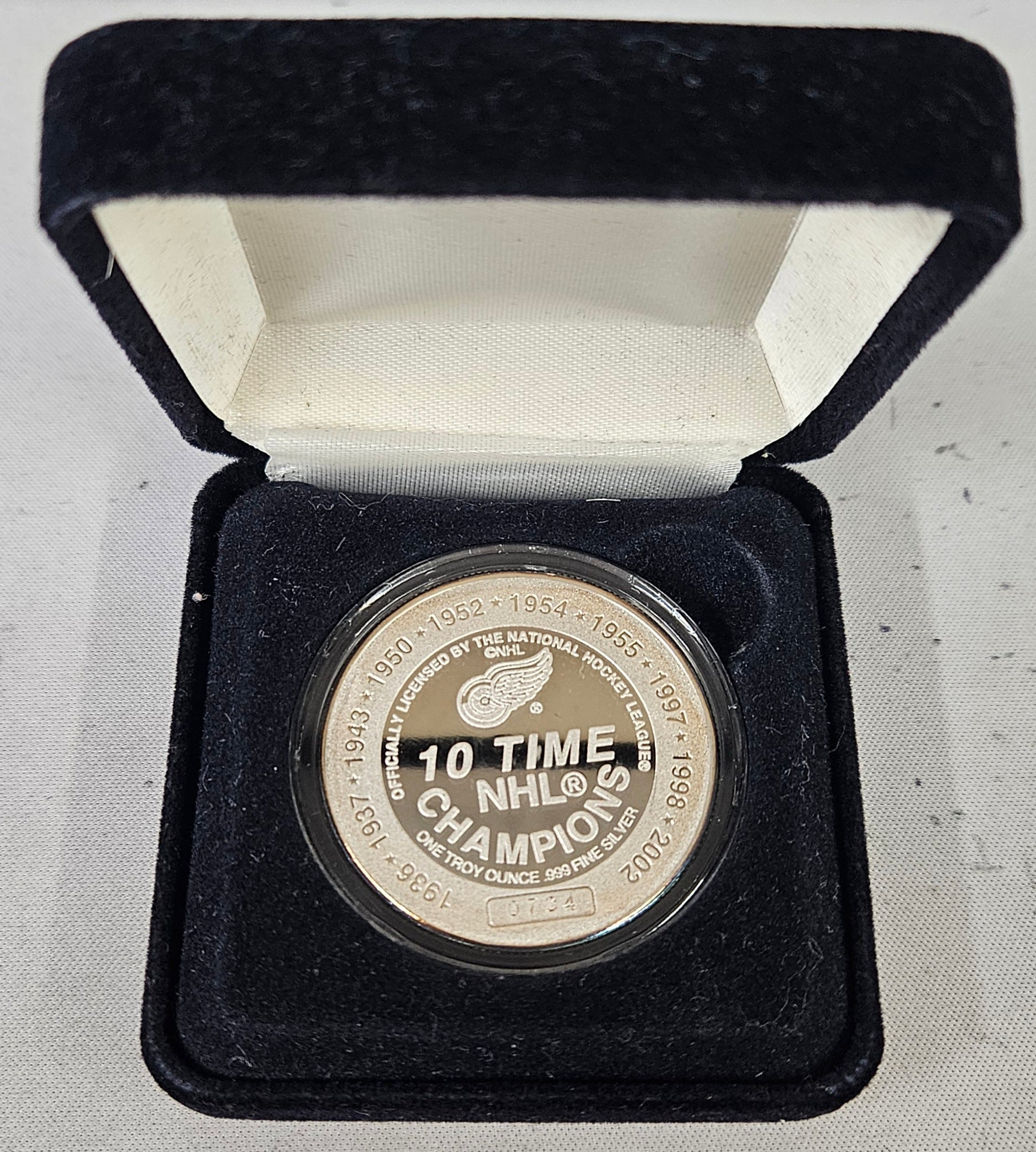 Highland Mint Detroit Red Wings One Troy Ounce .999 Fine Silver /2002 Coin