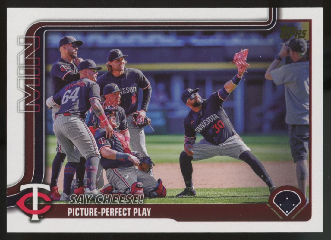 2025 Topps Minnesota Twins Team Say Cheese Golden Mirror Image Variation SSP #81