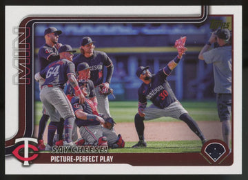 2025 Topps Minnesota Twins Team Say Cheese Golden Mirror Image Variation SSP #81