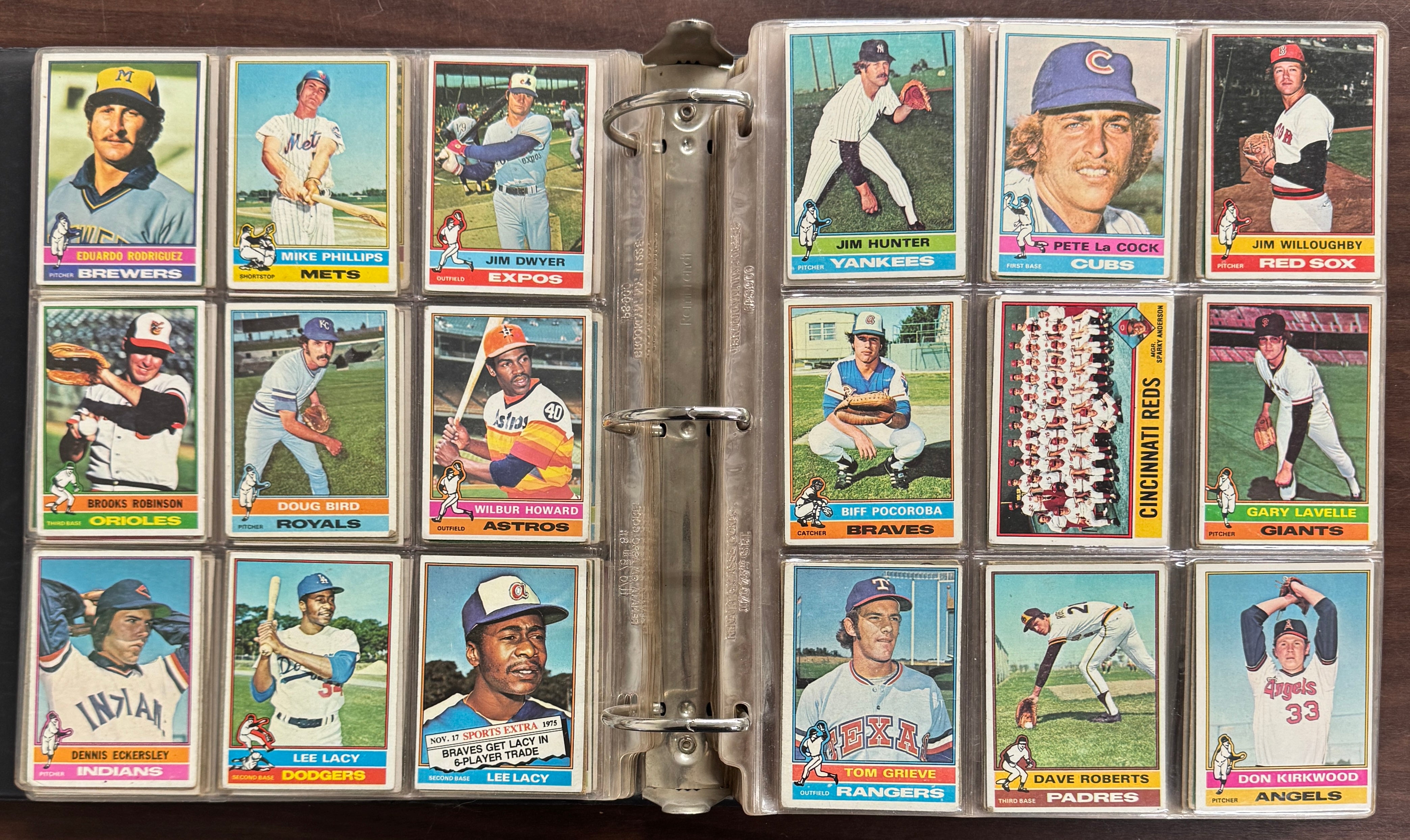 1976 Topps Baseball Set Complete in Binder G/VG