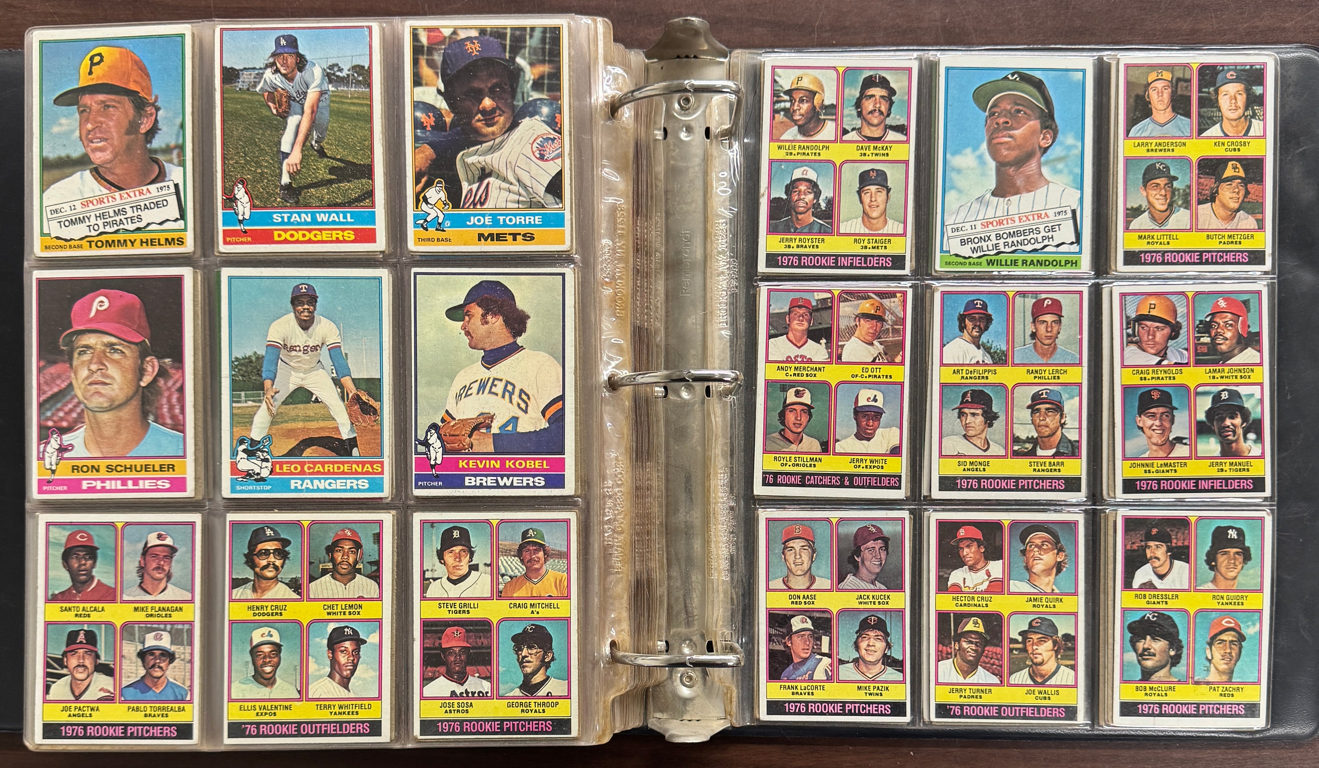 1976 Topps Baseball Set Complete in Binder G/VG