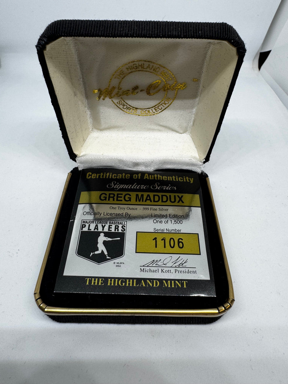 Highland Mint Greg Maddux 1 Troy Ounce .999 Fine Silver Coin In Case #1106
