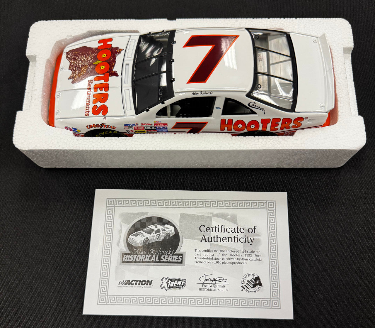 Action Racing Alan Kulwicki #7 1993 Hooters Ford Thunderbird 1:24
