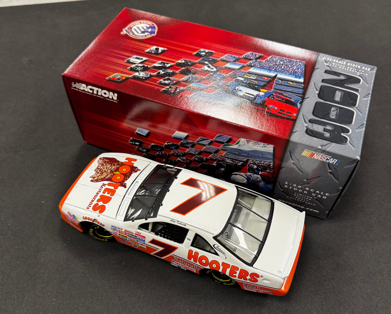 Action Racing Alan Kulwicki #7 1993 Hooters Ford Thunderbird 1:24