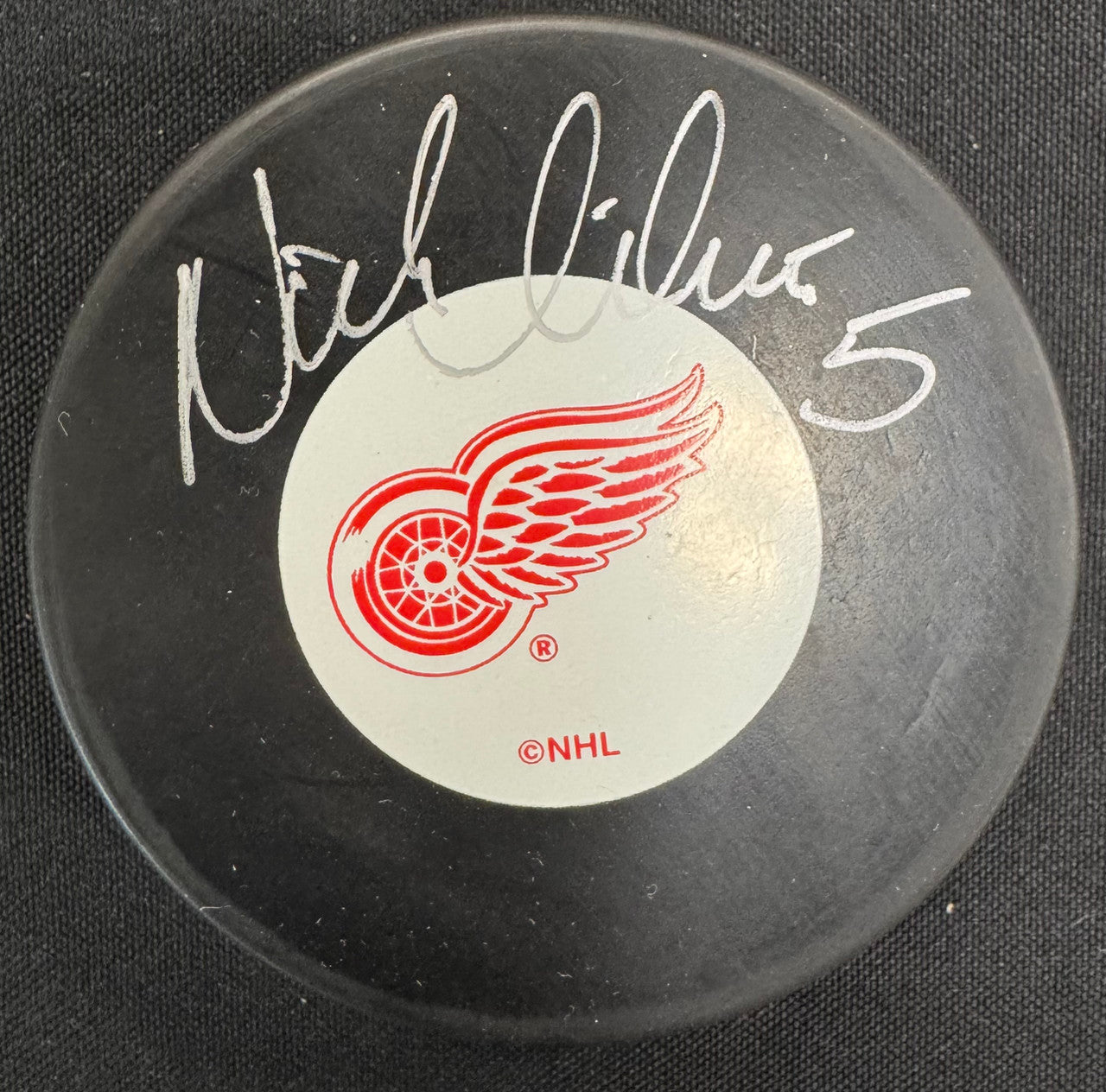 Nicklas Lidstrom Signed Autographed Puck JSA Cert
