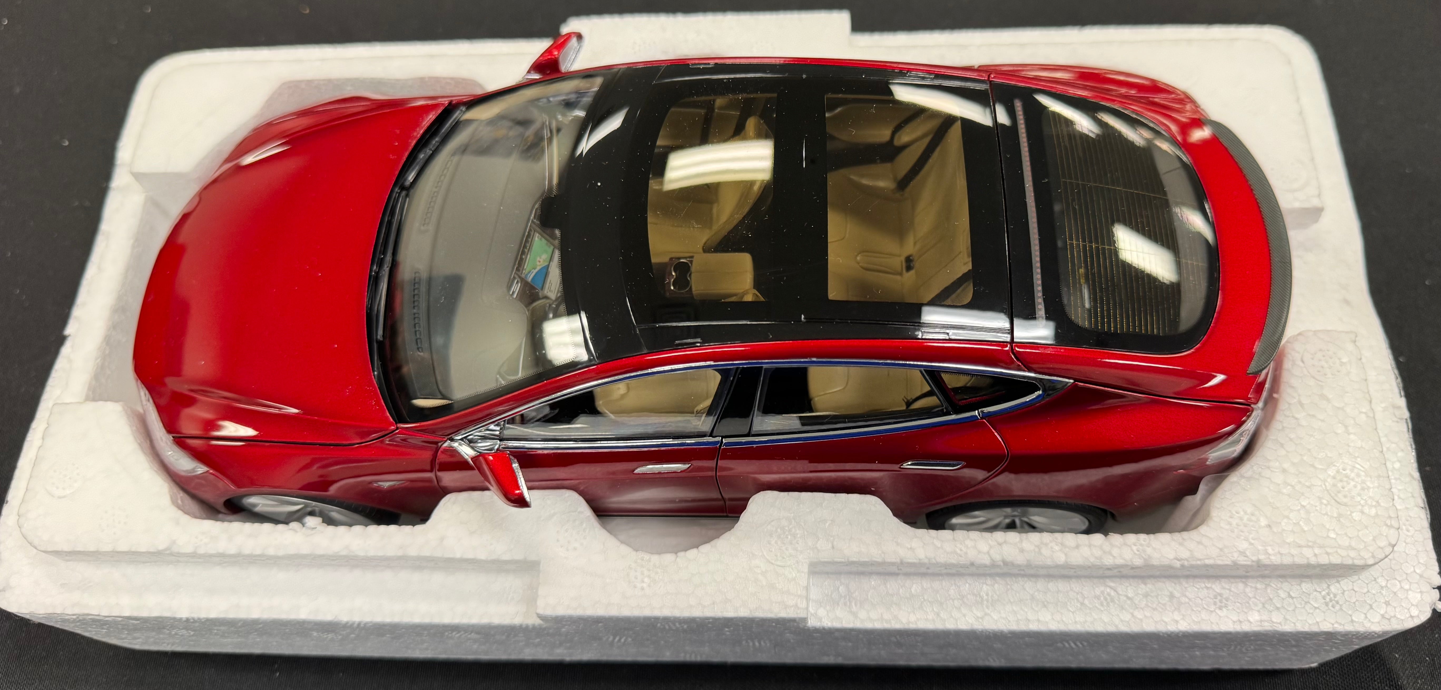 Tesla Model S P85 Red 1:18 Diecast Car in Box