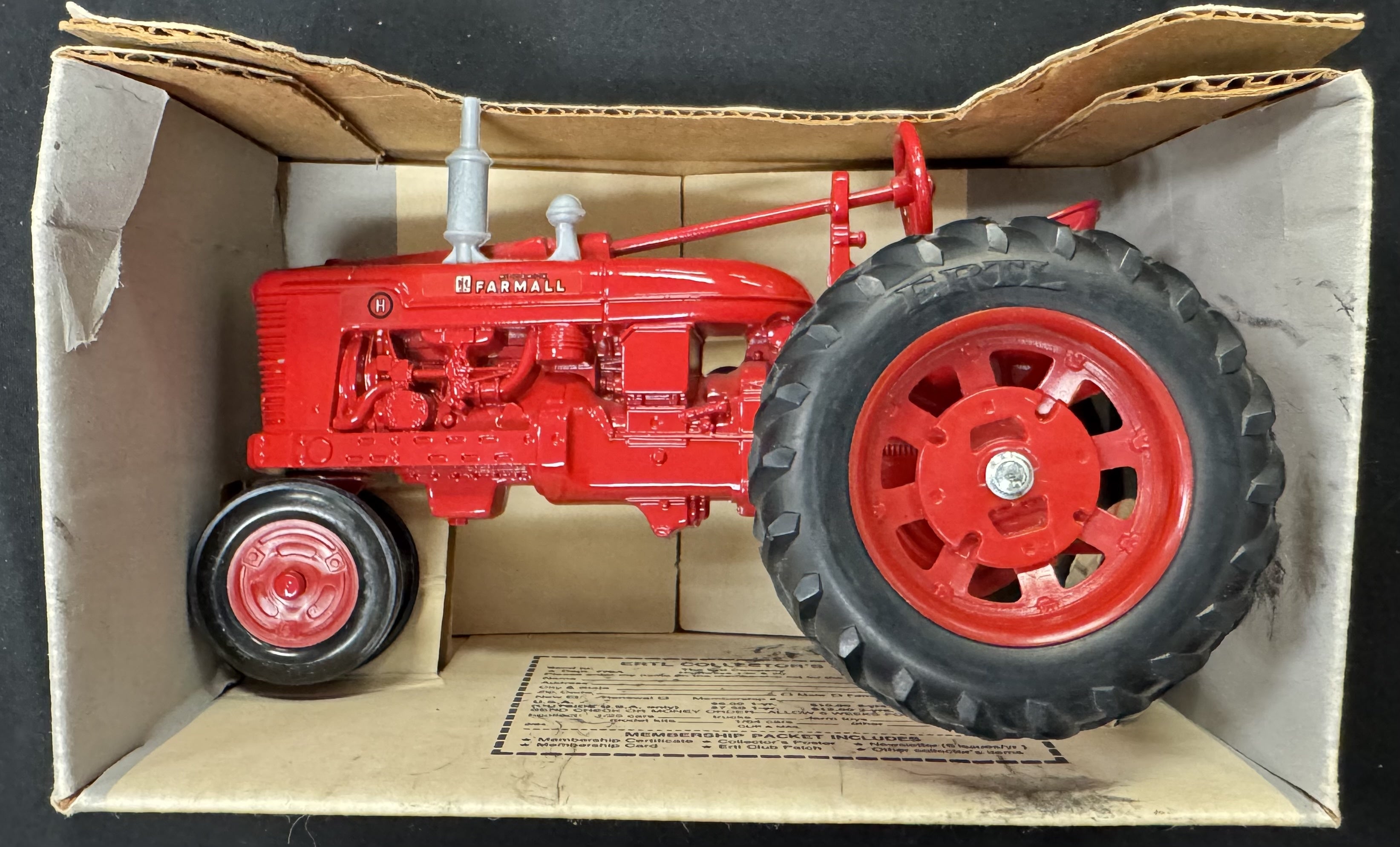 1986 ERTL Farmall H Diecast 1:16 Tractor With Box