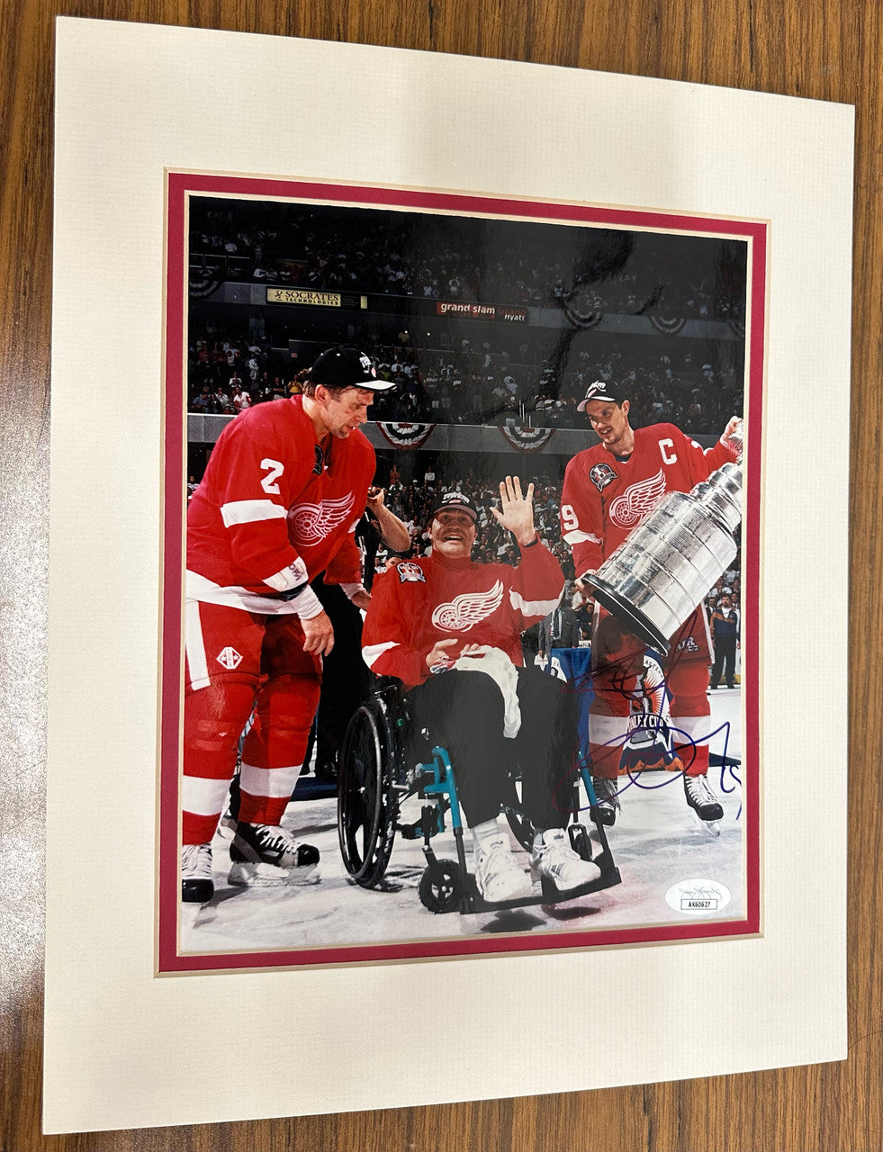 Steve Yzerman Signed Autographed 8x10 Photo w/Mat JSA AK60627