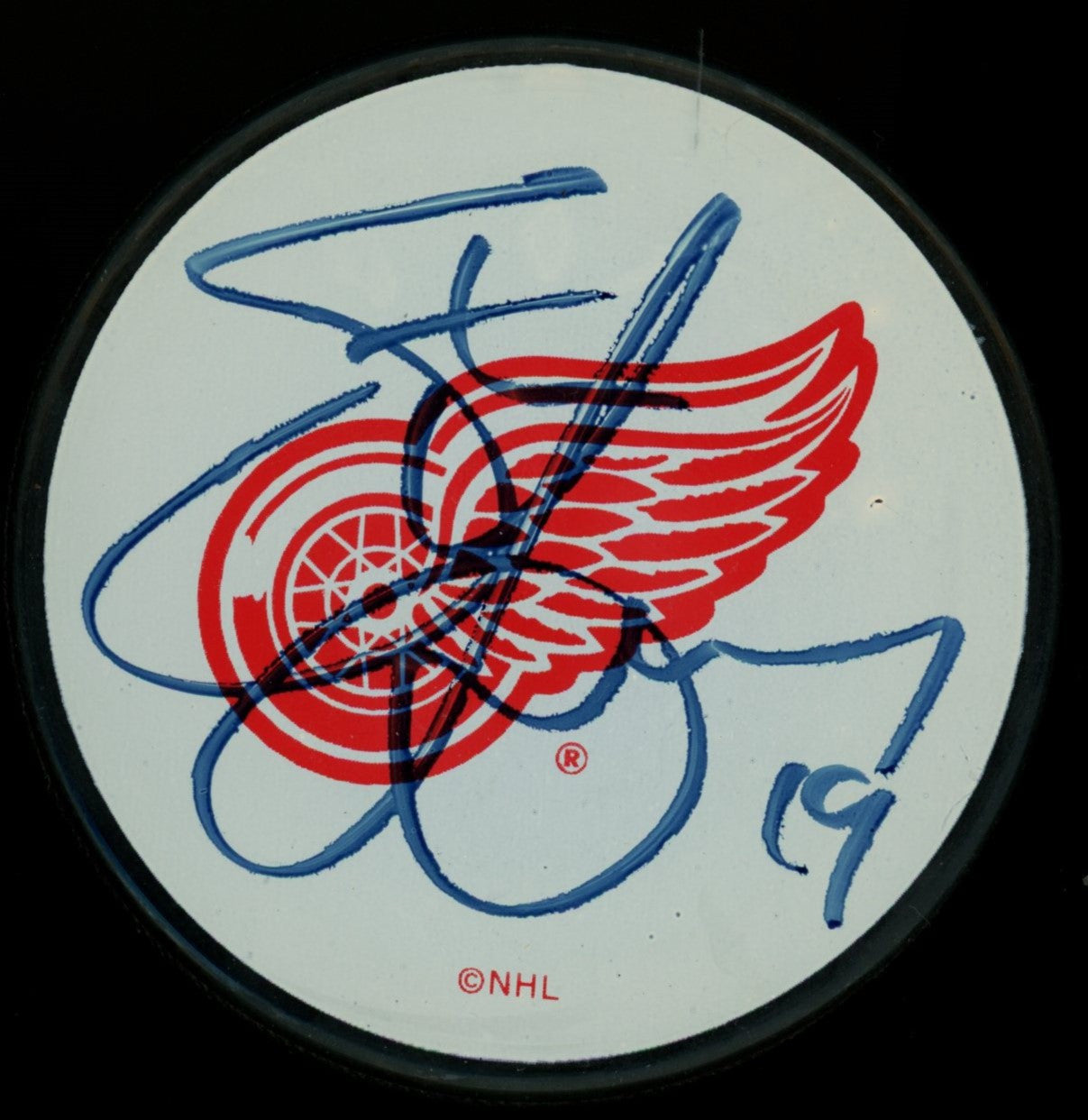 Steve Yzerman Signed Autographed Puck w/Card JSA AK60682